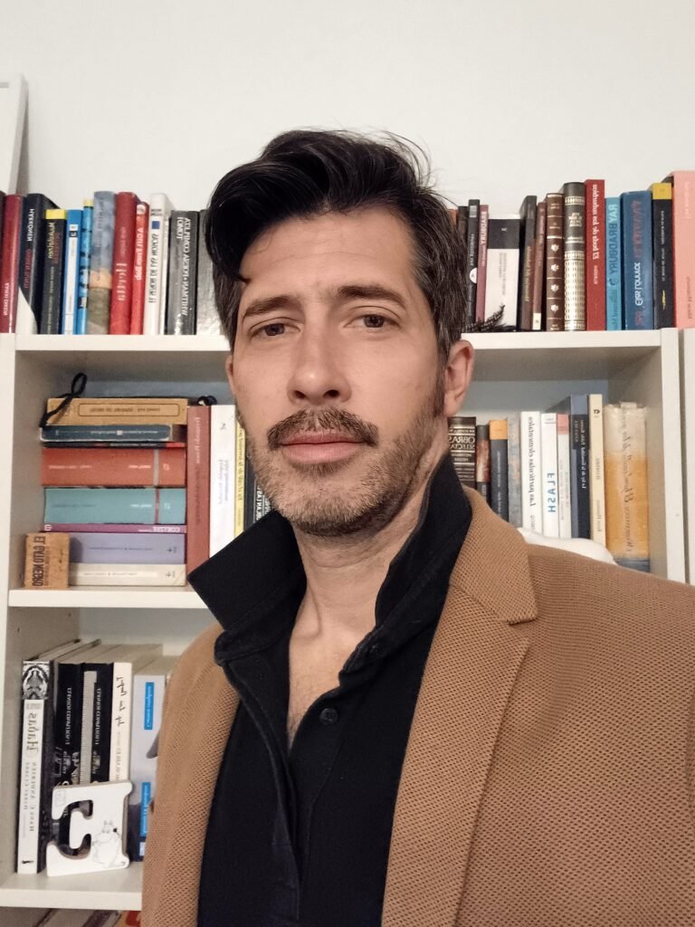 Matías Tuxen delante de unas estanterías